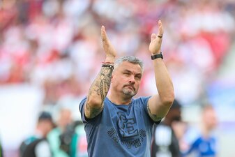 Schalkes Trainer Thomas Reis will mit seinem Team zurück in die Bundesliga. Schalkes Trainer Thomas Reis will mit seinem Team zurück in die Bundesliga.