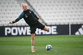 Lea Schüller dehnt sich. Lea Schüller dehnt sich.