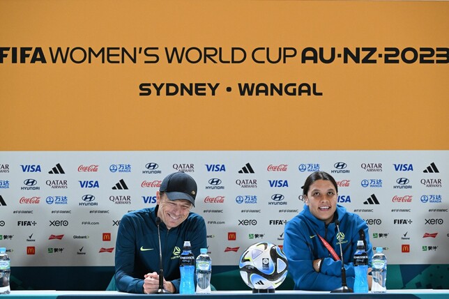 Sam Kerr, die Kapitänin der australischen Mannschaft mit Trainer Tony Gustavsson bei einer Pressekonferenz.