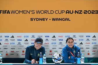 Sam Kerr, die Kapitänin der australischen Mannschaft mit Trainer Tony Gustavsson bei einer Pressekonferenz. Sam Kerr, die Kapitänin der australischen Mannschaft mit Trainer Tony Gustavsson bei einer Pressekonferenz.