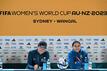 Sam Kerr, die Kapitänin der australischen Mannschaft mit Trainer Tony Gustavsson bei einer Pressekonferenz.