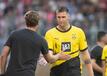 Wehrt sich gegen die Kritik an seiner Person: BVB-Profi Niklas Süle (r).