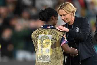 Bundestrainerin Martina Voss-Tecklenburg spricht nach der 1:2-Niederlage gegen Kolumbien mit Linda Caicedo. Bundestrainerin Martina Voss-Tecklenburg spricht nach der 1:2-Niederlage gegen Kolumbien mit Linda Caicedo.
