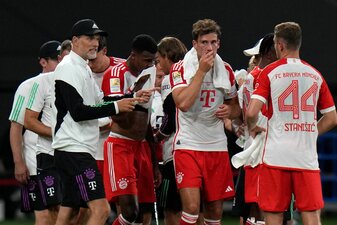 Bayern-Coach Thomas Tuchel (l) spricht mit seinen Spielern. In der Mitte Leon Goretzka, der aktuell nur zweite Wahl ist. Bayern-Coach Thomas Tuchel (l) spricht mit seinen Spielern. In der Mitte Leon Goretzka, der aktuell nur zweite Wahl ist.