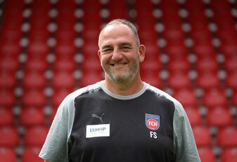 Fühlt sich in Heidenheim sehr wohl: Trainer Frank Schmidt. Fühlt sich in Heidenheim sehr wohl: Trainer Frank Schmidt.