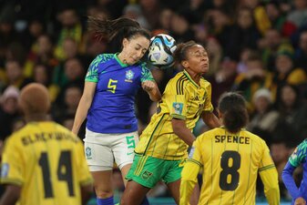 Die Brasilianerin Luana (l) und die Jamaikanerin Atlanta Primus (M) liefern sich ein Kopfballduell. Die Brasilianerin Luana (l) und die Jamaikanerin Atlanta Primus (M) liefern sich ein Kopfballduell.