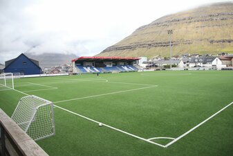 Eine Person spielt im Stadion Djupumyra Fußball. Eine Person spielt im Stadion Djupumyra Fußball.