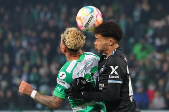 Der Fürther Armindo Sieb (l) kämpft mit dem Nürnberger Jermain Nischalke um den Ball. Nischalke wechselt nun zu Borussia Dortmund. Der Fürther Armindo Sieb (l) kämpft mit dem Nürnberger Jermain Nischalke um den Ball. Nischalke wechselt nun zu Borussia Dortmund.