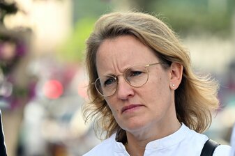 Nach dem früheren Scheitern der deutschen Fußballerinnen bei der WM mahnt Donata Hopfen ein Umdenken im deutschen Fußball an. Nach dem früheren Scheitern der deutschen Fußballerinnen bei der WM mahnt Donata Hopfen ein Umdenken im deutschen Fußball an.