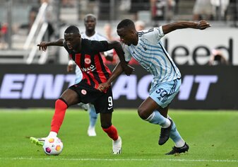 Randal Kolo Muani (l) stand beim Test der Eintracht gegen Nottingham in der Startelf. Randal Kolo Muani (l) stand beim Test der Eintracht gegen Nottingham in der Startelf.