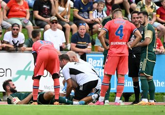 Unions Lucas Tousart (l) hatte sich beim Test gegen Udinese Calcio am Oberschenkel verletzt. Unions Lucas Tousart (l) hatte sich beim Test gegen Udinese Calcio am Oberschenkel verletzt.