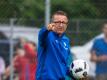 Darmstadts Trainer Norbert Meier will noch «fünf bis sechs» neue Spieler holen. Foto: Andreas Arnold