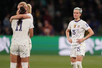 Megan Rapinoe (r) und ihre Mitspielerinnen aus den USA reagieren, nachdem sie im Elfmeterschießen ausgeschieden sind. Megan Rapinoe (r) und ihre Mitspielerinnen aus den USA reagieren, nachdem sie im Elfmeterschießen ausgeschieden sind.