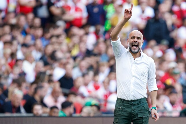 Pep Guardiola, Trainer von Manchester City, gestikuliert an der Seitenlinie.