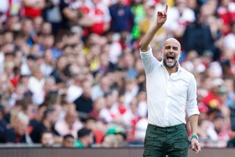 Pep Guardiola, Trainer von Manchester City, gestikuliert an der Seitenlinie. Pep Guardiola, Trainer von Manchester City, gestikuliert an der Seitenlinie.