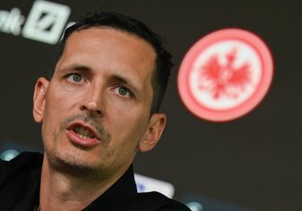 Frankfurts Trainer Dino Toppmöller trifft mit der Eintracht in den Playoffs der Conference League Hapoel Beer-Sheva oder PFC Lewski Sofia. Frankfurts Trainer Dino Toppmöller trifft mit der Eintracht in den Playoffs der Conference League Hapoel Beer-Sheva oder PFC Lewski Sofia.