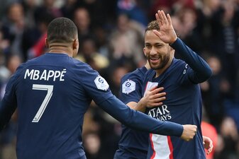 Noch steht Neymar (r) bei Paris Saint-Germain unter Vertrag. Noch steht Neymar (r) bei Paris Saint-Germain unter Vertrag.