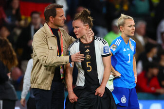 Die DFB-Frauen nach dem Vorrundenaus bei der WM. Foto von PATRICK HAMILTON/AFP via Getty Images Die DFB-Frauen nach dem Vorrundenaus bei der WM. Foto von PATRICK HAMILTON/AFP via Getty Images