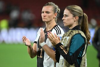 Alexandra Popp und Melanie Leupolz (r) zählen zu den am besten verdienenden Spielerinnen aus Deutschland. Alexandra Popp und Melanie Leupolz (r) zählen zu den am besten verdienenden Spielerinnen aus Deutschland.