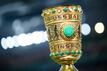 Der DFB-Pokal steht vor dem Spiel im Stadion.