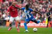 Moises Caicedo (r) steht vor einem Wechsel zum FC Liverpool und könnte der teuerste Zugang der englischen Premier League werden.