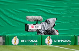 Vom DFB-Pokal gibt es deutlich mehr Live-Übertragungen ohne Zusatzkosten als von der Fußball-Bundesliga. Vom DFB-Pokal gibt es deutlich mehr Live-Übertragungen ohne Zusatzkosten als von der Fußball-Bundesliga.