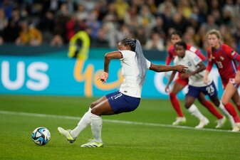 Weiß, wo das Tor steht:
Kadidiatou Diani will mit Frankreich ins WM-Halbfinale einziehen. Weiß, wo das Tor steht:
Kadidiatou Diani will mit Frankreich ins WM-Halbfinale einziehen.