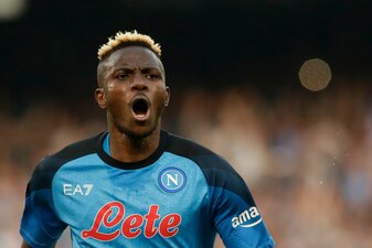 Victor Osimhen gilt nicht nur in der Serie A als absoluter Top-Stürmer. Kein Wunder, dass Neapels Vereinspräsident Aurelio de Laurentiis ihn gerne behalten möchte. Victor Osimhen gilt nicht nur in der Serie A als absoluter Top-Stürmer. Kein Wunder, dass Neapels Vereinspräsident Aurelio de Laurentiis ihn gerne behalten möchte.
