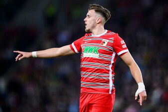 Übernimmt die Kapitänsbinde beim FC Augsburg: Ermedin Demirovic. Übernimmt die Kapitänsbinde beim FC Augsburg: Ermedin Demirovic.
