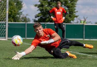 Finn Dahmen ist die neue Nummer eins beim FC Augsburg. Finn Dahmen ist die neue Nummer eins beim FC Augsburg.