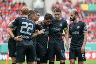 Er leitete das Weiterkommen der Gäste aus Bayern ein: Torschütze Armindo Sieb (3.v.r.). Er leitete das Weiterkommen der Gäste aus Bayern ein: Torschütze Armindo Sieb (3.v.r.).