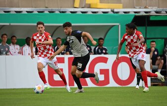 Ein ausgeglichener Kampf in einem ausgeglichenen Spiel: Anthony Caci (l) und Wahid Faghir (r) ringen um den Ball. Ein ausgeglichener Kampf in einem ausgeglichenen Spiel: Anthony Caci (l) und Wahid Faghir (r) ringen um den Ball.