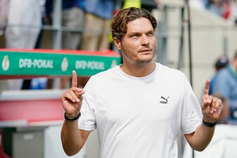 Dortmunds Trainer Edin Terzic gestikuliert. Dortmunds Trainer Edin Terzic gestikuliert.