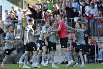 Er brachte die gesamte Sportanlage Höhenberg zum ersten Mal an diesem Abend zum Beben: Kölns David Philipp (M). Er brachte die gesamte Sportanlage Höhenberg zum ersten Mal an diesem Abend zum Beben: Kölns David Philipp (M).