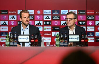 Bayern München Vorstandsvorsitzender Jan-Christian Dreesen (r) stellt Rekordmann Harry Kane vor. Bayern München Vorstandsvorsitzender Jan-Christian Dreesen (r) stellt Rekordmann Harry Kane vor.