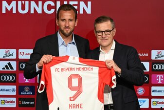 Vorstandsboss Jan-Christian Dreesen (r) präsentiert Bayerns neue Nummer 9: Harry Kane. Vorstandsboss Jan-Christian Dreesen (r) präsentiert Bayerns neue Nummer 9: Harry Kane.