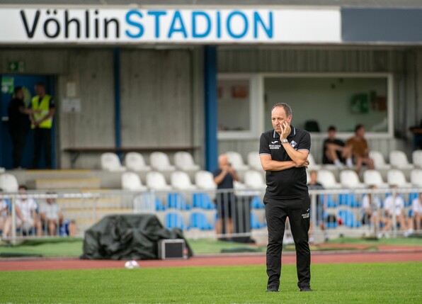 Trainer Holger Bachthaler und sein Team müssen wegen des Wetters kurz pausieren.