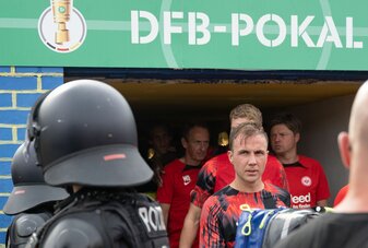 Frankfurts Mario Götze kommt nach einer Spielunterbrechung zurück ins Stadion. Frankfurts Mario Götze kommt nach einer Spielunterbrechung zurück ins Stadion.