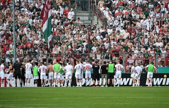 Die Mannschaft des FC Augsburg wurde nach dem Pokal-Aus in Unterhaching ausgepfiffen. Die Mannschaft des FC Augsburg wurde nach dem Pokal-Aus in Unterhaching ausgepfiffen.
