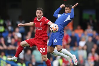 Liverpools Diogo Jota (l) im Zweikampf mit Thiago Silva vom FC Chelsea. Liverpools Diogo Jota (l) im Zweikampf mit Thiago Silva vom FC Chelsea.