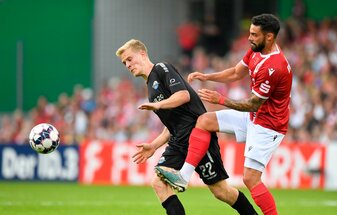 Paderborns Mattes Hansen (l) setzte sich mit seinem Team mit 7:0 gegen Energie Cottbus durch. Paderborns Mattes Hansen (l) setzte sich mit seinem Team mit 7:0 gegen Energie Cottbus durch.