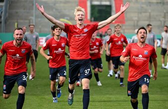 Patrick Hobsch (l-r), Raphael Schifferl und Maximilian Welzmüller von Unterhaching jubeln nach dem Spiel. Patrick Hobsch (l-r), Raphael Schifferl und Maximilian Welzmüller von Unterhaching jubeln nach dem Spiel.