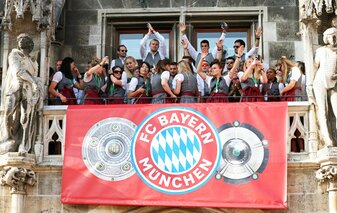 Spielerinnen und Spieler von Bayern München jubeln auf dem Rathaus-Balkon. Spielerinnen und Spieler von Bayern München jubeln auf dem Rathaus-Balkon.