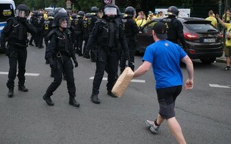 Nach dem Pokalspiel Lok Leipzig gegen Eintracht Frankfurt kam es zu Auseinandersetzungen zwischen den Leipziger Fans und der Polizei. Nach dem Pokalspiel Lok Leipzig gegen Eintracht Frankfurt kam es zu Auseinandersetzungen zwischen den Leipziger Fans und der Polizei.
