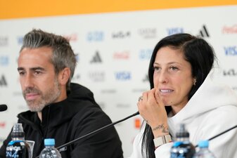 Jennifer Hermoso und Spaniens Cheftrainer Jorge Vilda bei der Pressekonferenz in Auckland. Jennifer Hermoso und Spaniens Cheftrainer Jorge Vilda bei der Pressekonferenz in Auckland.