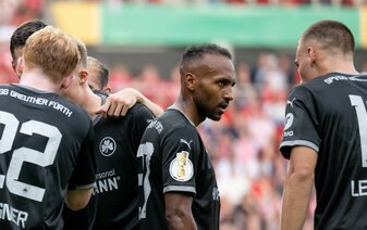Soll beim Fürther Sieg in Halle rassistisch beleidigt worden sein: Julian Green (2.v.r). Soll beim Fürther Sieg in Halle rassistisch beleidigt worden sein: Julian Green (2.v.r).
