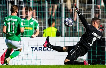 Homburgs Markus Mendler leitet mit dem 1:0 die Pokalsensation ein. Homburgs Markus Mendler leitet mit dem 1:0 die Pokalsensation ein.