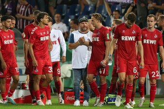 Kölns Trainer Steffen Baumgart (M) klatscht mit Mathias Olesen ab. Kölns Trainer Steffen Baumgart (M) klatscht mit Mathias Olesen ab.