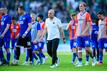 Darmstadts Trainer Torsten Lieberknecht (M) geht mit seinen Spielern vom Platz.