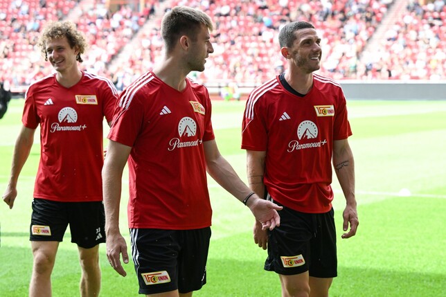 Union-Neuzugang Robin Gosens (r) beim öffentlichen Training in Berlin.